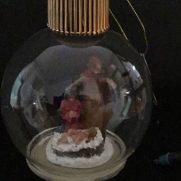 Ornament Manger changing color plugs into tree Christmas lights  - Picture 4 of 5